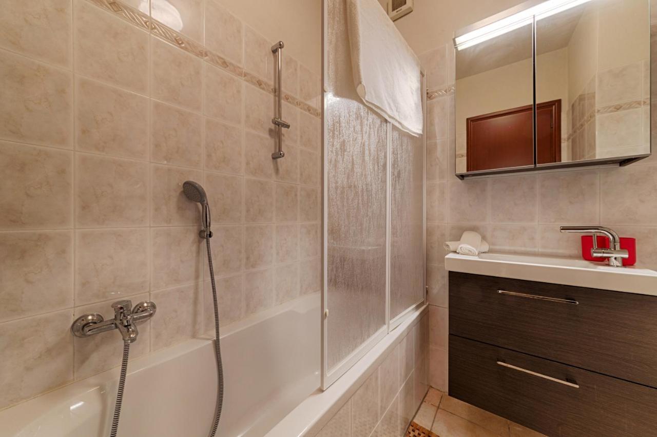 Modern Lakefront 2-Bedroom Apartment Аккуазериа Экстерьер фото
